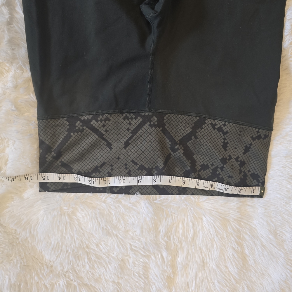 Lululemon Vintage Gator Green Groove Pants. Size 8. GUC. - Picture 2 of 5